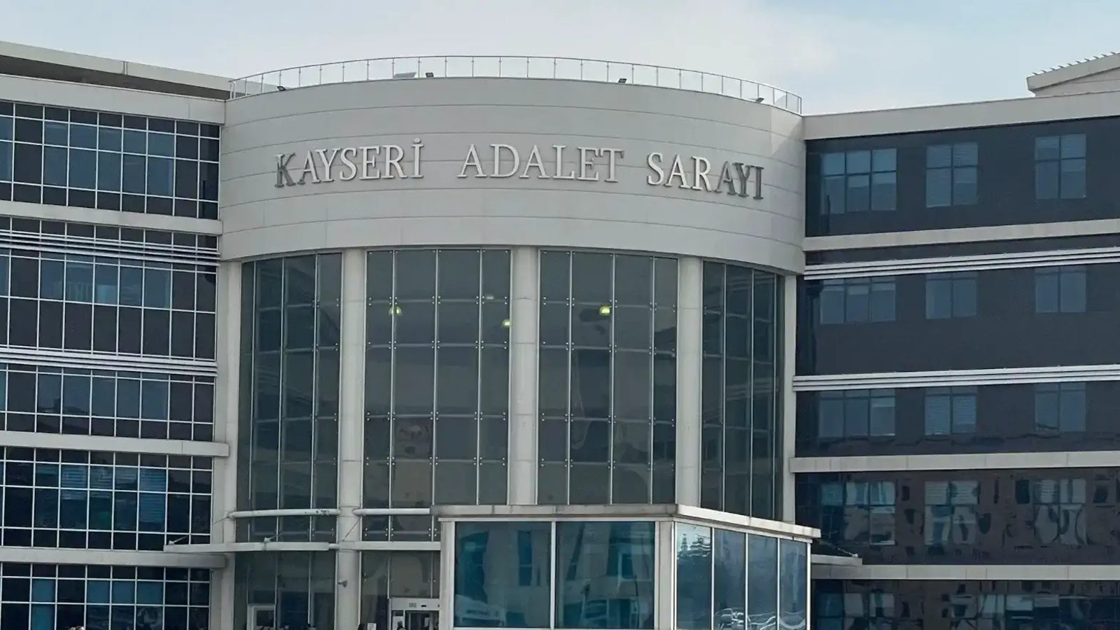 Kurşunlama nedeniyle açılan davada sanıklar hakim karşısına çıktı