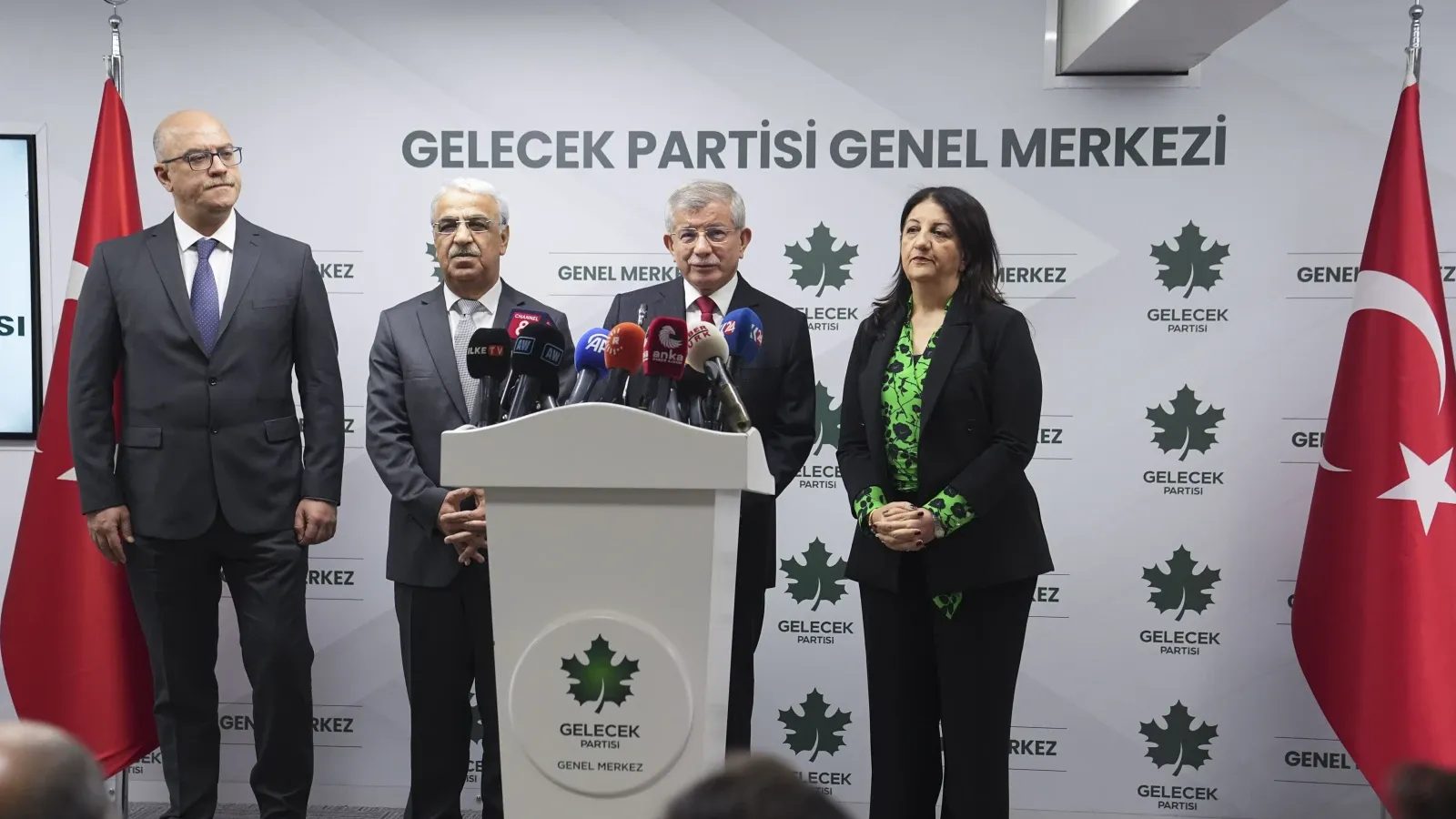 DEM Parti heyetinden Gelecek Partisi Genel Başkanı Davutoğlu'na ziyaret