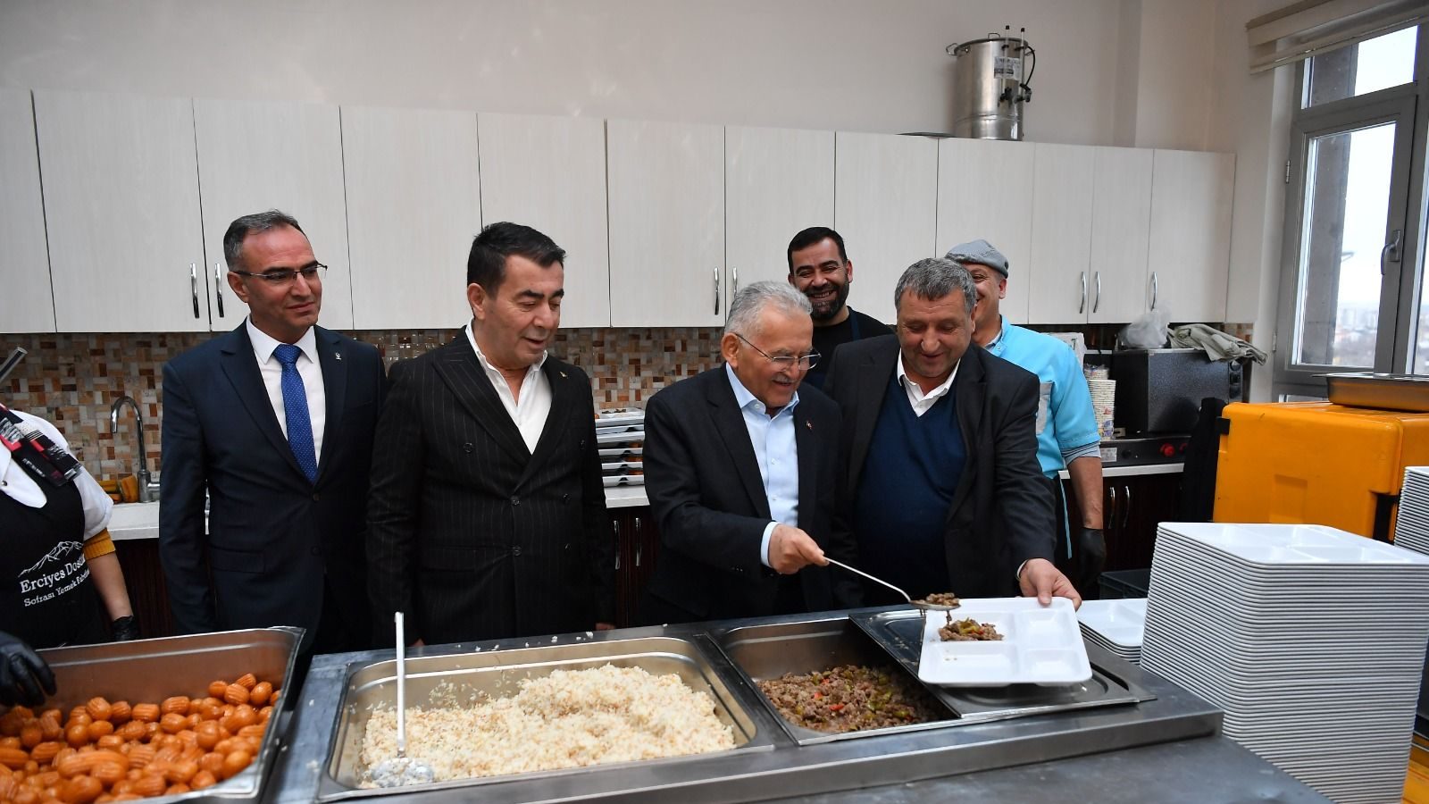 Başkan Büyükkılıç: “Üretenin hizmetkârıyız, sırtımızda taşımaya hazırız”