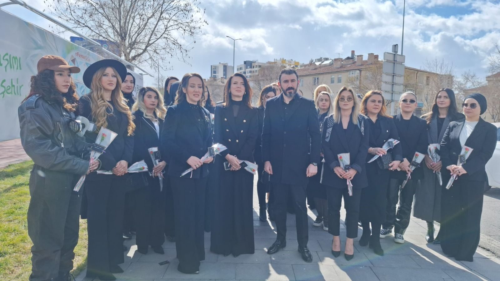 Başkan Güneş, “Bu billboarda bir kadın ismi daha eklenmesin”