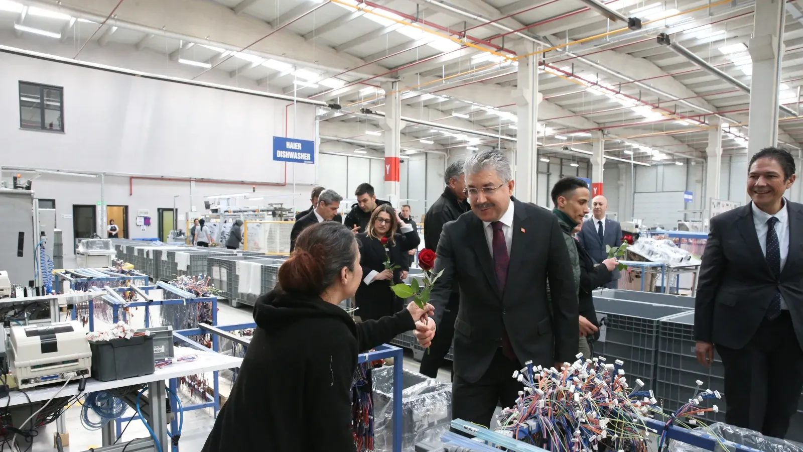 Eskişehir Valisi Yılmaz, kadın fabrika işçilerini ziyaret etti