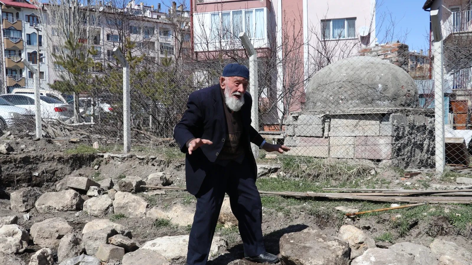 Sivas'ta yaşayan 99 yaşındaki "Kaya dede" enerjisiyle dikkati çekiyor