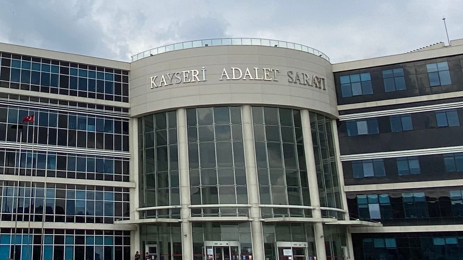 Tehdit ve hakaret suçlarıyla yargılanan şahsın cezası belli oldu