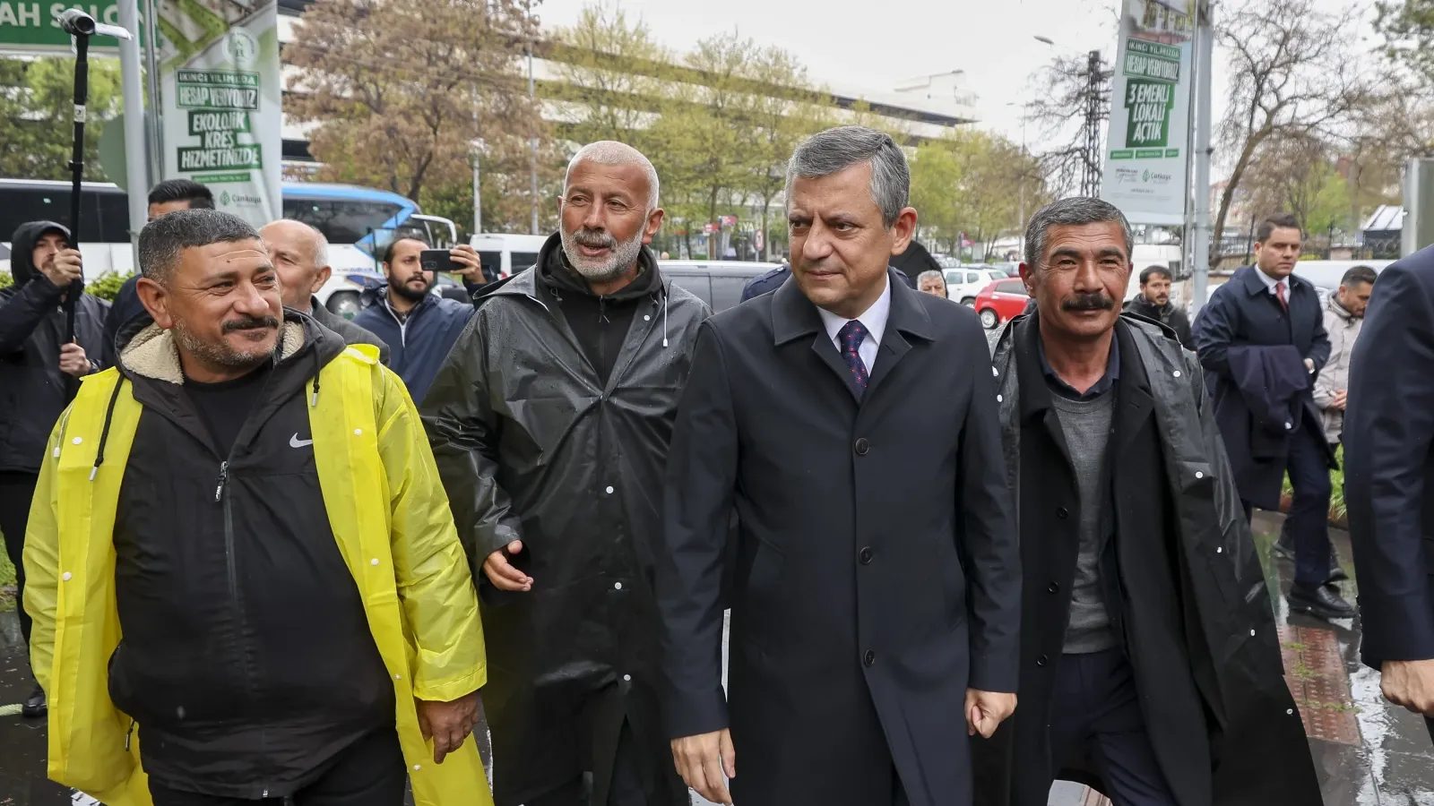 CHP Genel Başkanı Özel, eylem yapan maden işçilerini ziyaret etti
