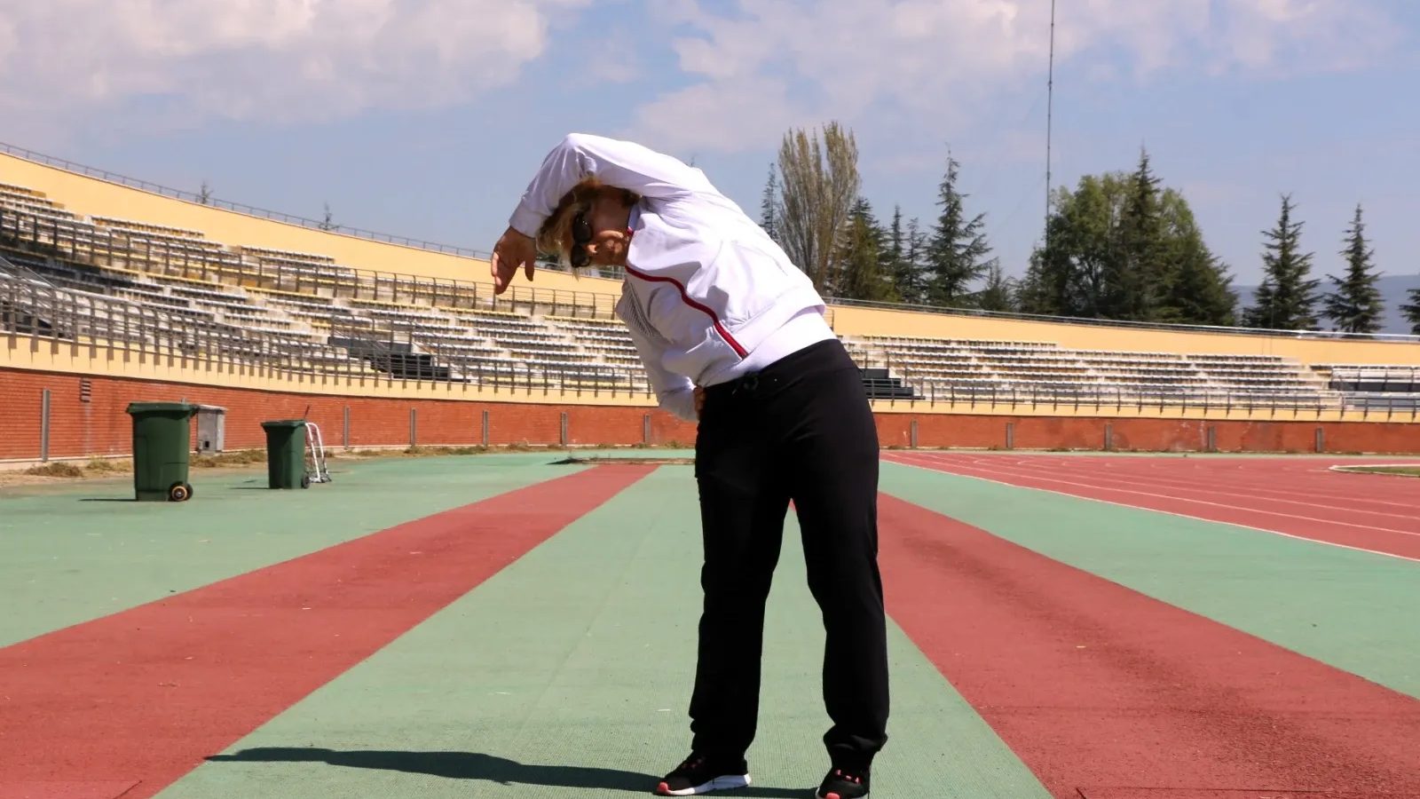 Eskişehirli 70 yaşındaki master atlet, atmalar pentatlonunda Türkiye rekoru kırdı