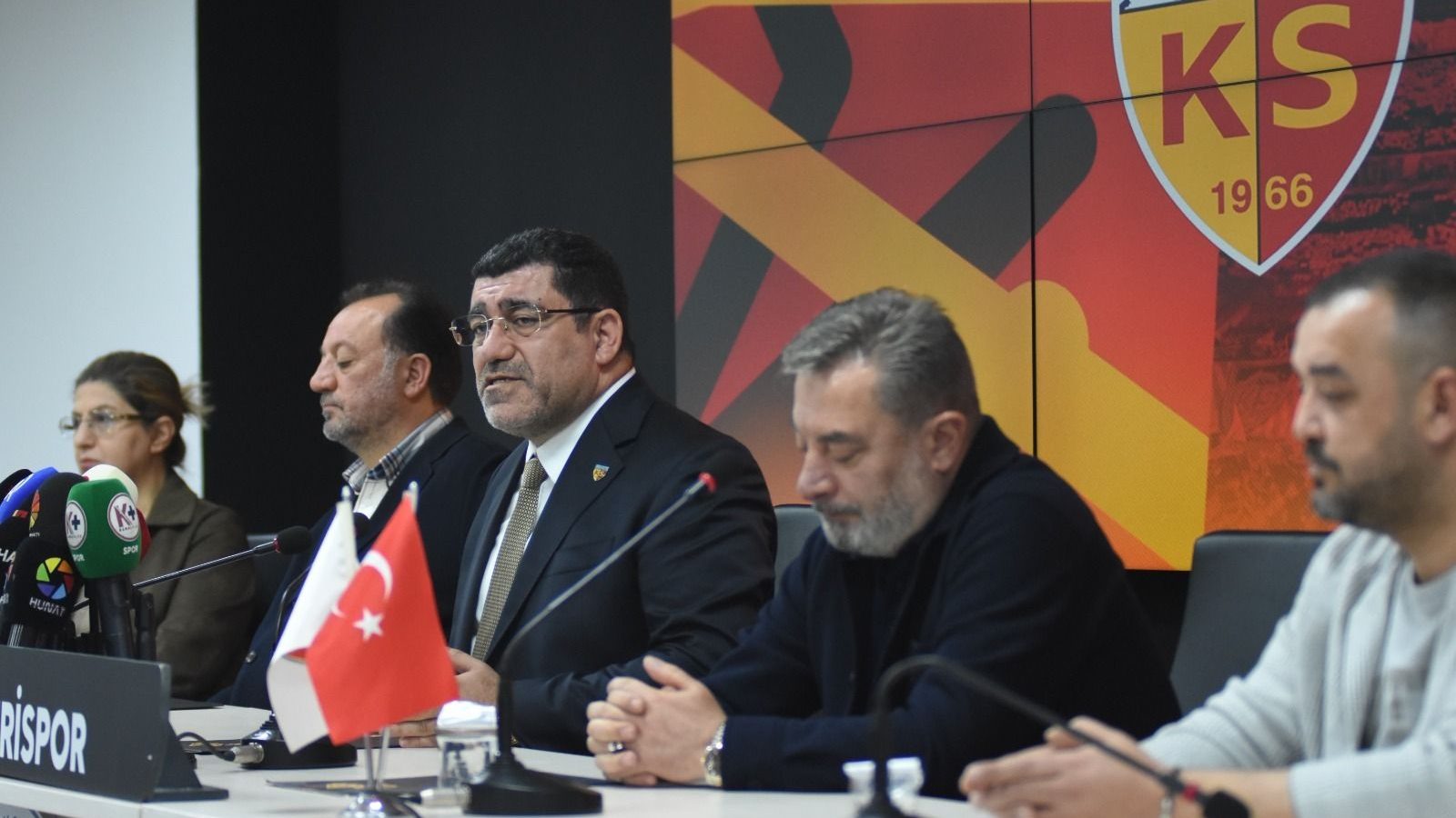 Başkan Açıkalın: “Kayserispor’un geleceğine dair alınacak kararlar paylaşılacak”