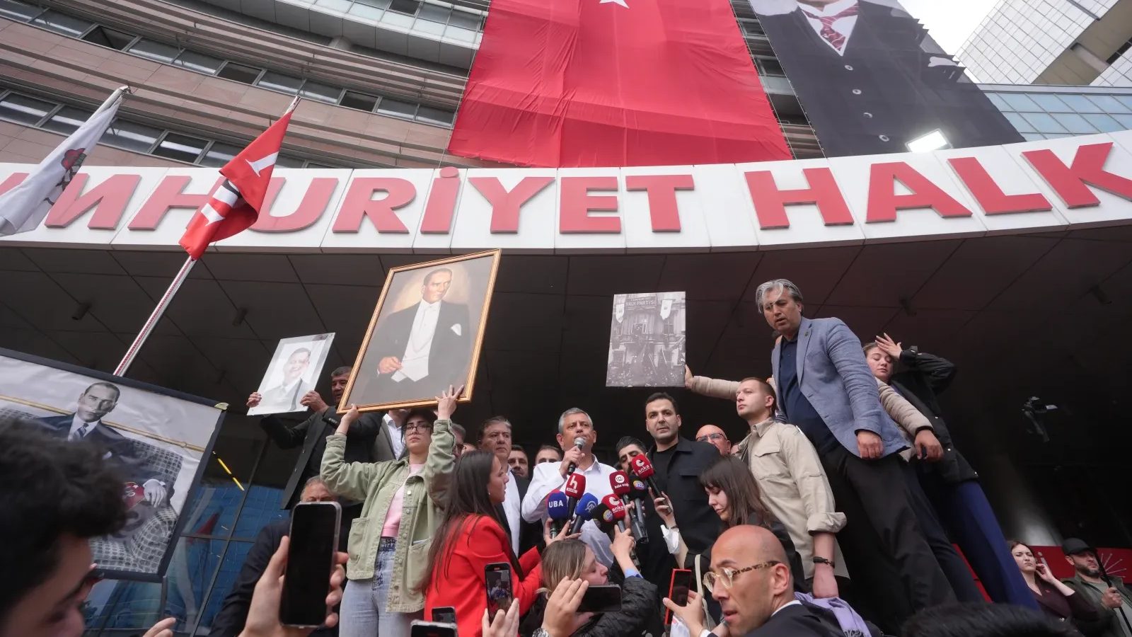 Özgür Özel, CHP Genel Merkezi'nden ayrıldı