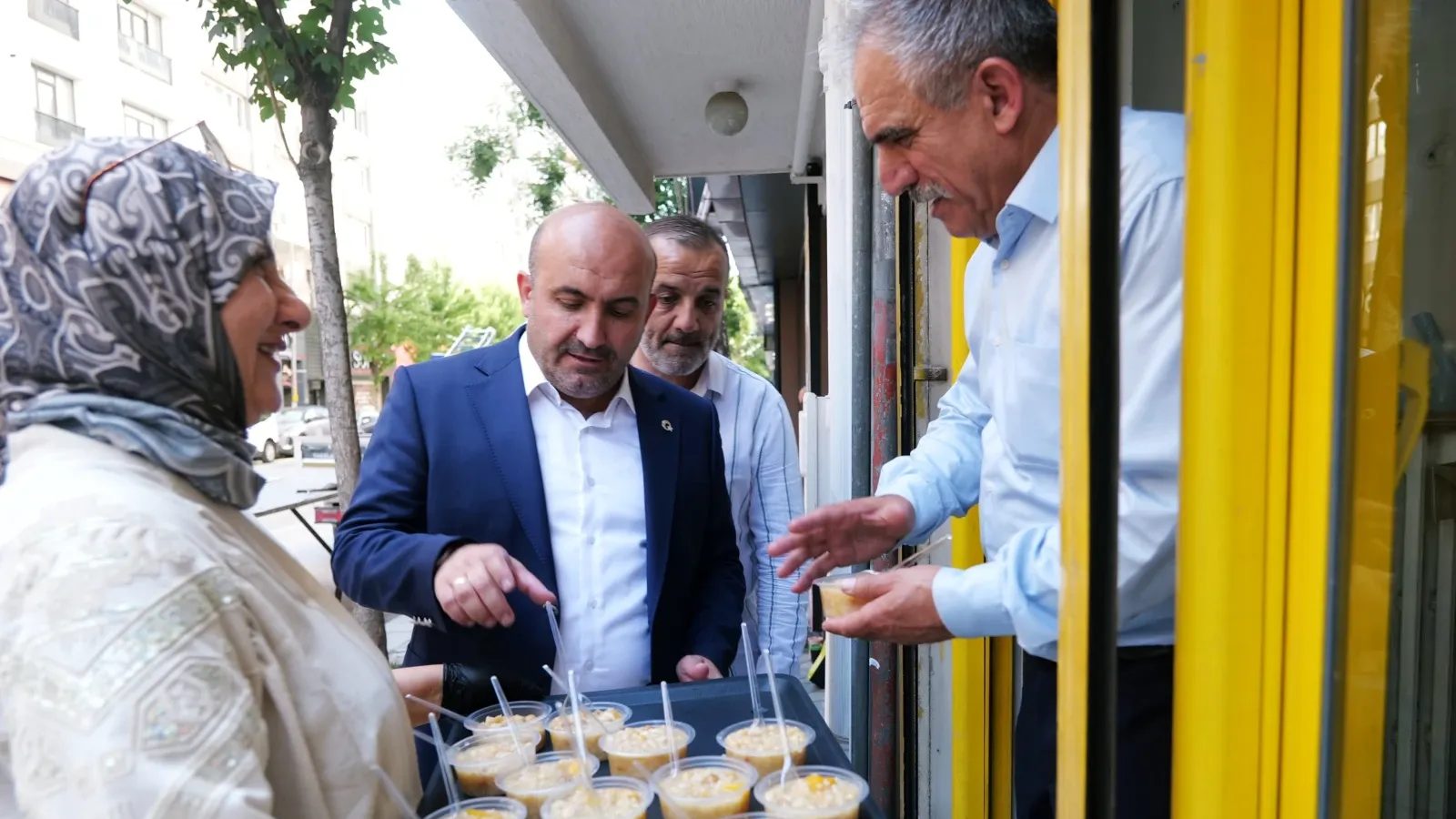 AK Parti Eskişehir İl Başkanı Albayrak, vatandaşlara aşure ikram etti