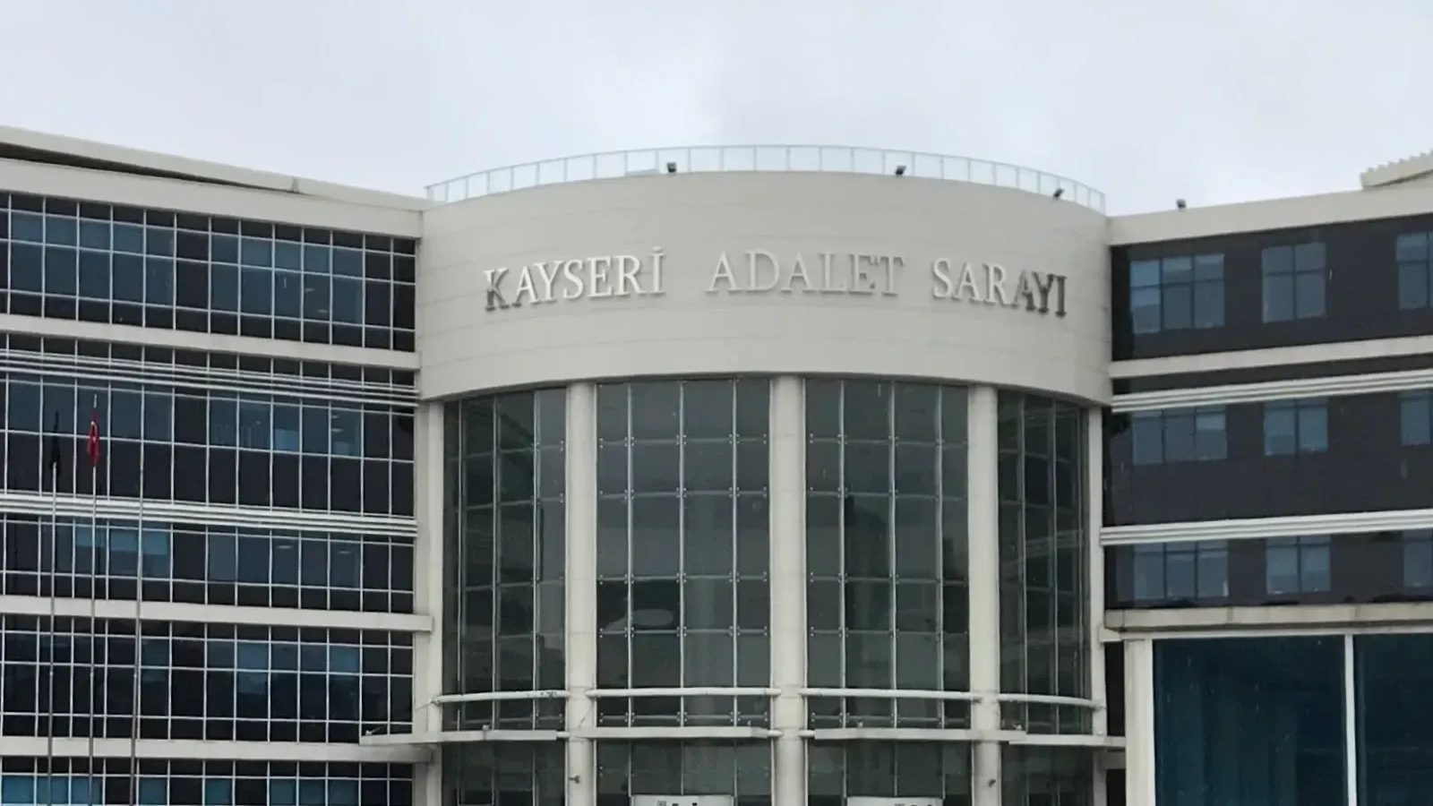 Bina görevlisinin karısını öldüren şahsın yargılanmasına devam edildi