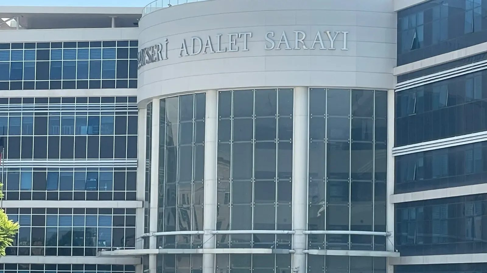 Arkadaşını bıçaklayarak ölümüne sebep olan şahsa müebbet artı 10 ay hapis