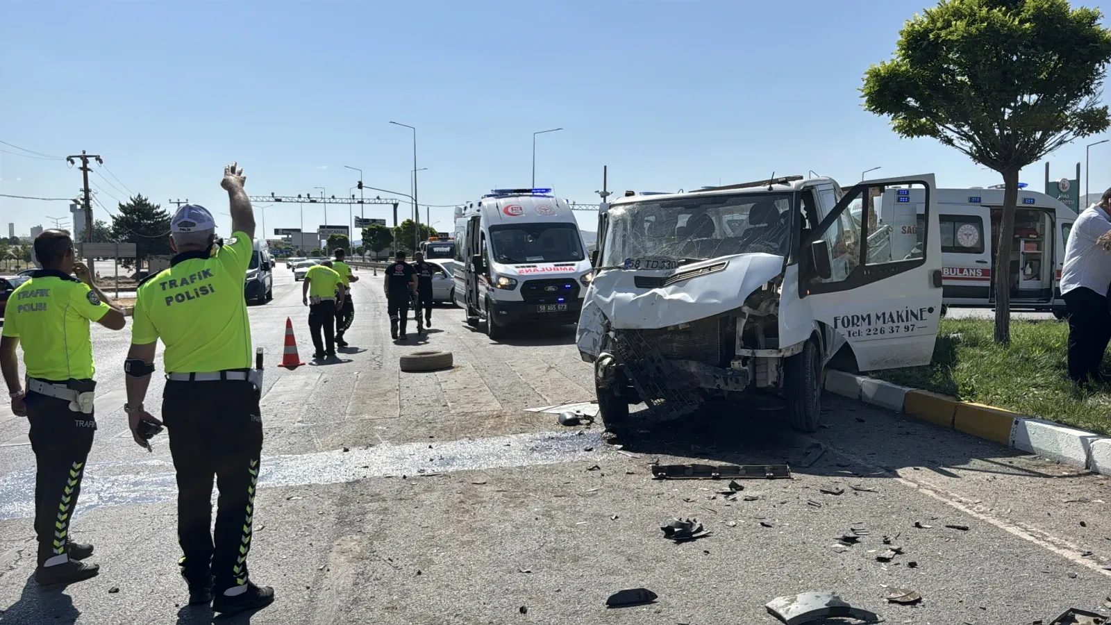 Sivas'ta iki kamyonetin çarpıştığı kazada 5 kişi yaralandı