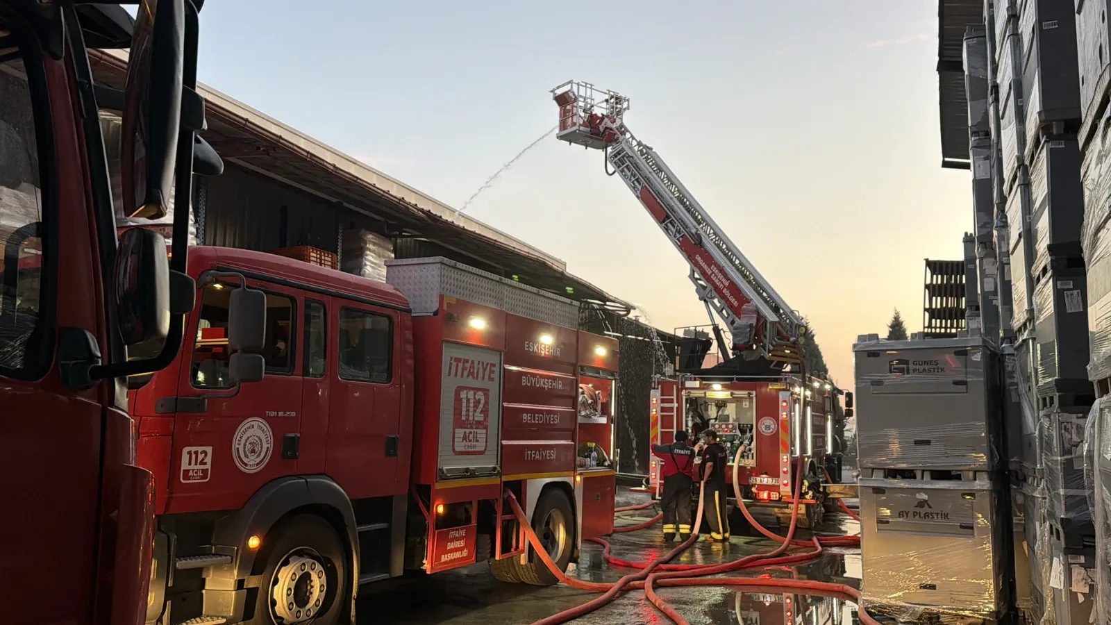 Eskişehir'de bir fabrikada çıkan yangında 4 işçi dumandan etkilendi