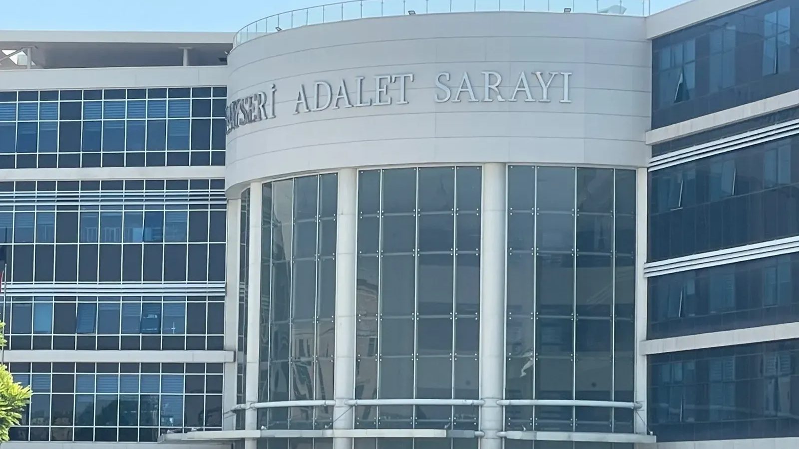 Uyuşturucu ticaretiyle yargılanan 3 sanık için karar çıktı