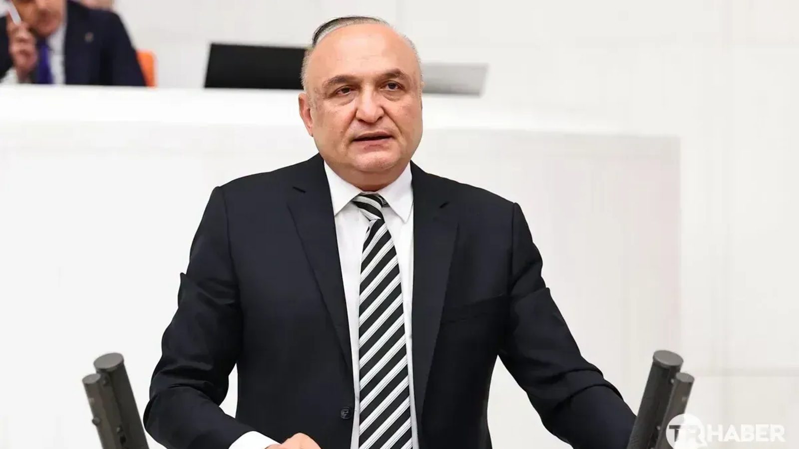 Bıçaklı saldırıya uğrayan milletvekili entübe edildi