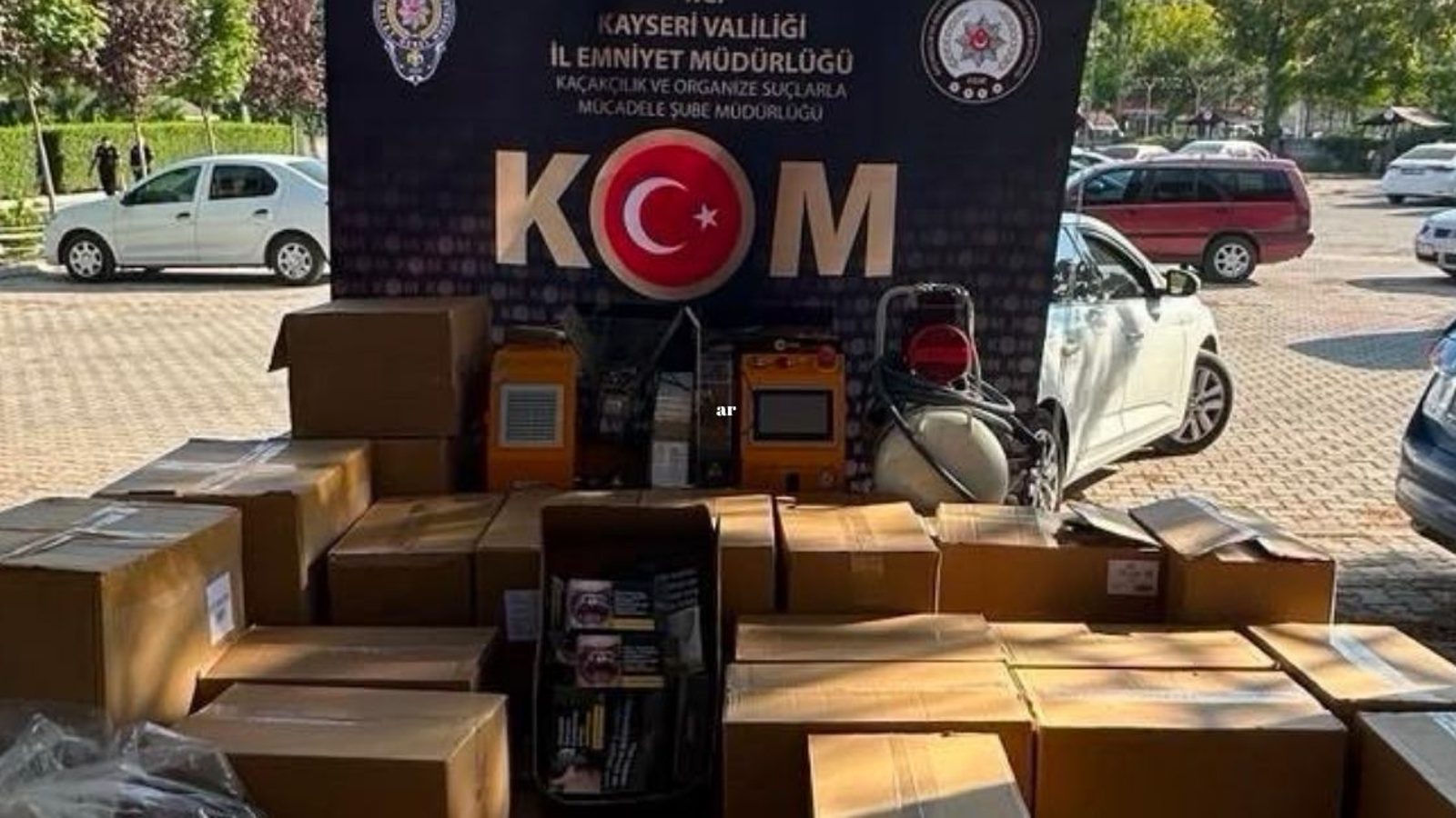 Kayseri'de kaçak tütün operasyonunda 270 bin adet makaron ve 327 kilogram kıyılmış tütün ele geçirildi