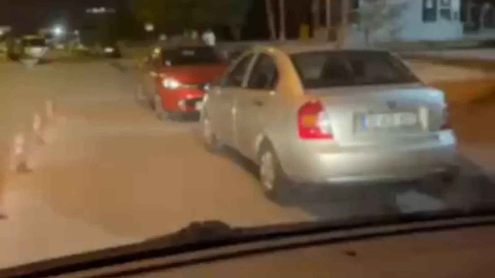 Kayseri'de yol kenarına park edilen araçlar geçişleri engelliyor