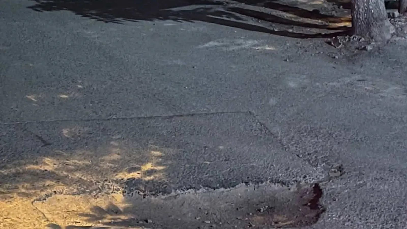 Sahabiye Ahmet Paşa Caddesi'ndeki çukur araçlara zarar veriyor
