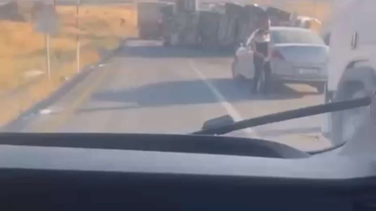 Talas Çatakdere'de tır yan yattı