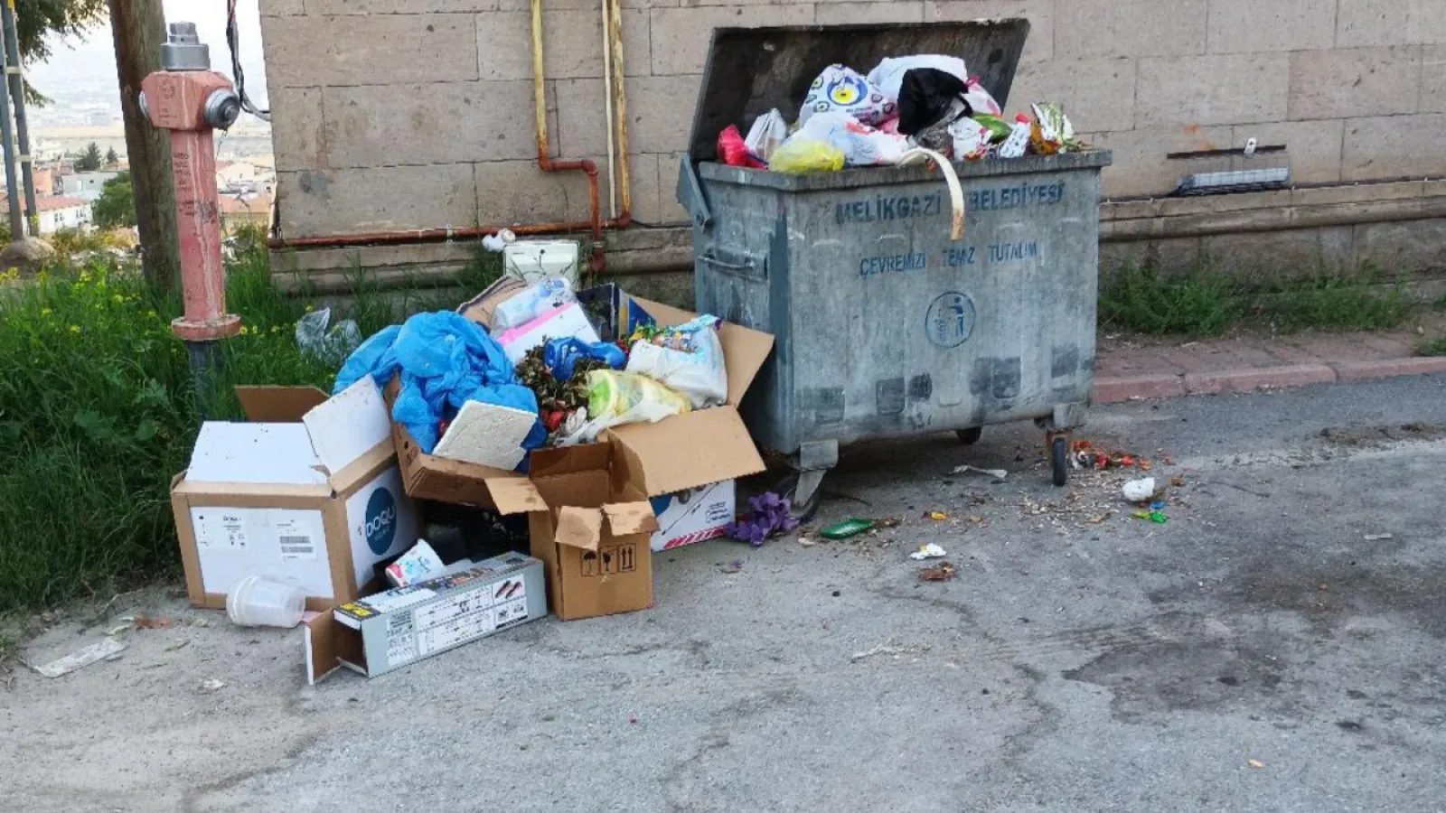 Mimarsinan Kayapul Ufuk Sokak'ta çöp sorunu yaşanıyor
