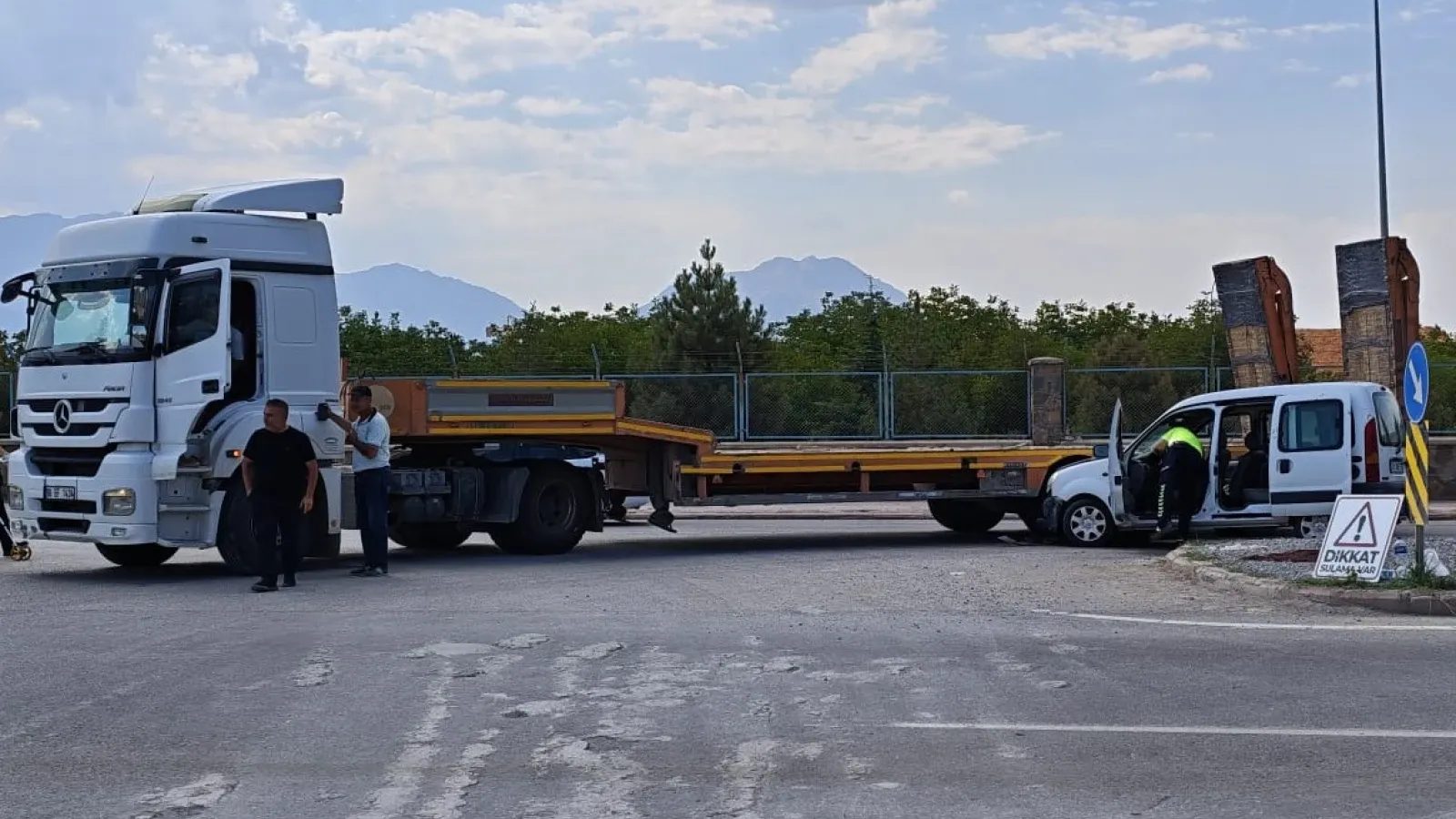Konya'da çekici ile hafif ticari aracın çarpıştığı kazada 5 kişi yaralandı