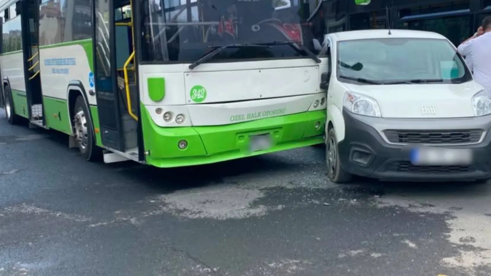 Kayseri'de Seyyid Burhanettin bulvarında araç otobüs çarpıştı
