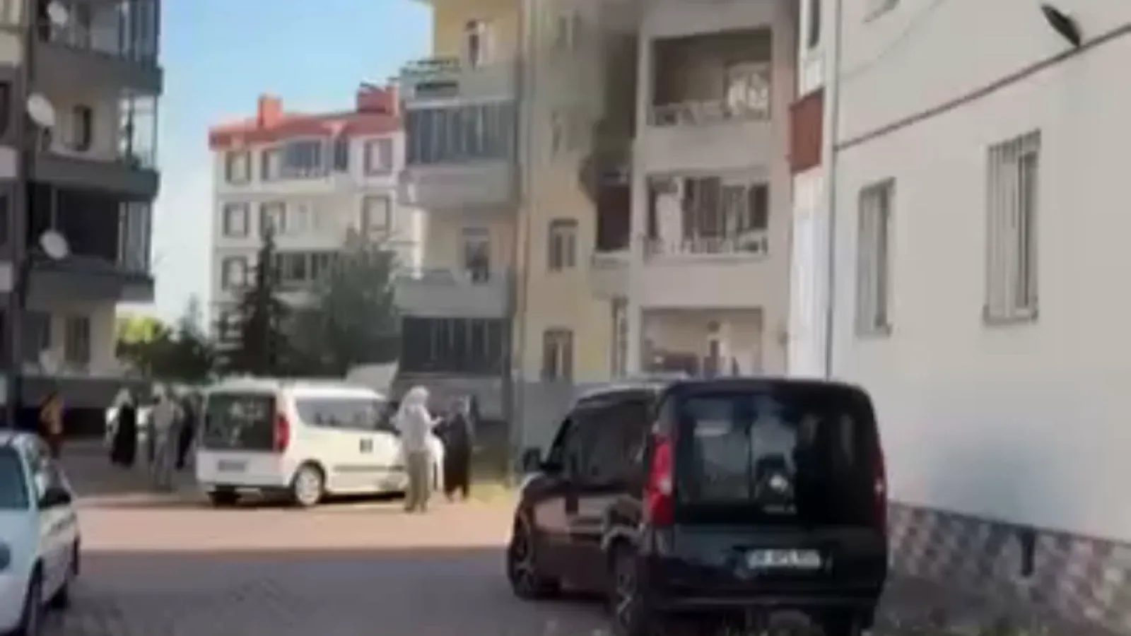 Kayseri'de Zümrüt Mahallesi'nde balkonda yangın