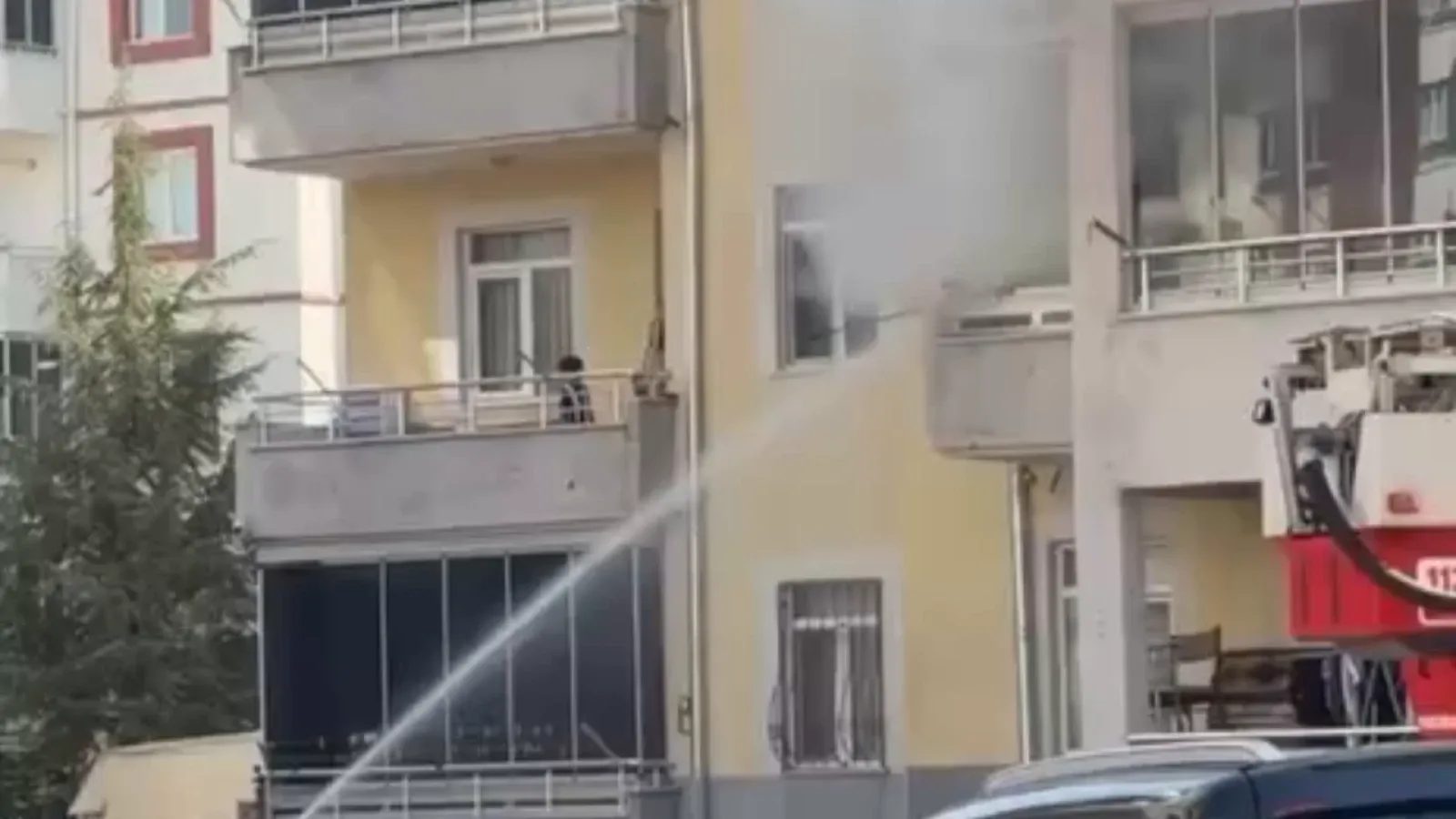 Zümrüt Mahallesi'nde yangın çıktı, itfaiye müdahale ediyor
