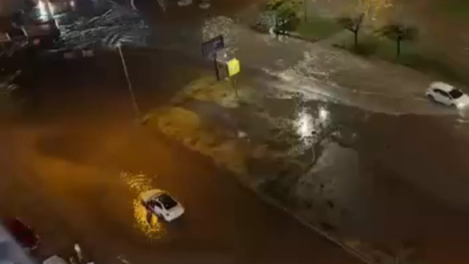 Gesi Mahallesi'nde araçlar yolda kaldı