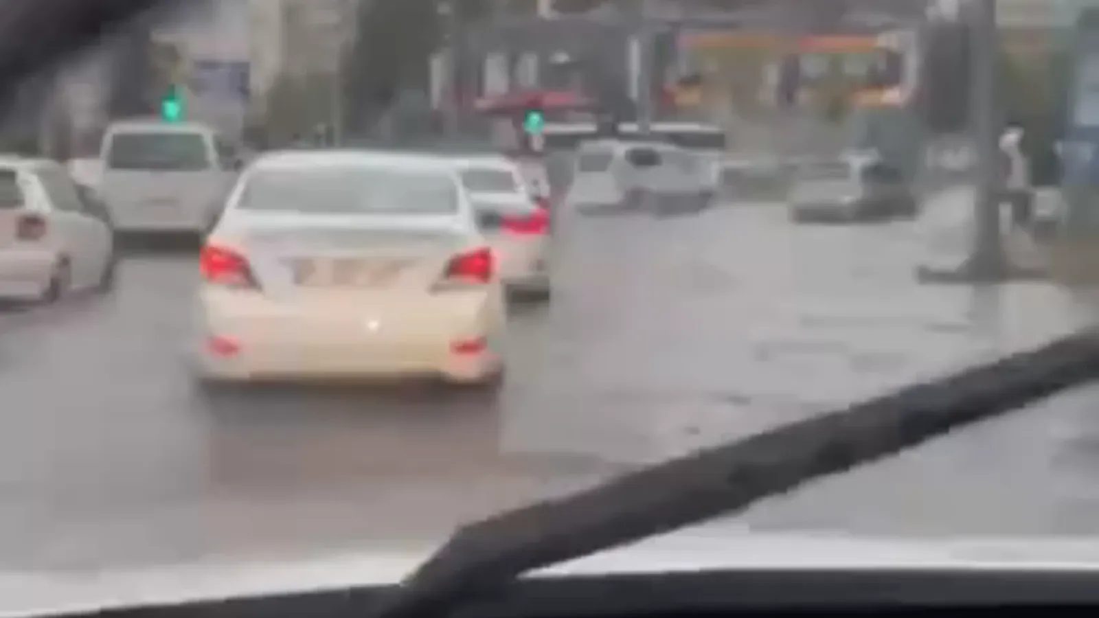 Kayseri Erciyesevler durağı kavşağında su birikintisi
