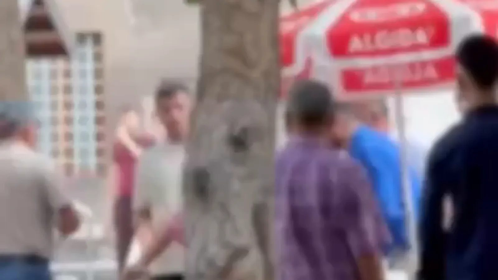 Cumhuriyet Meydanı'nda vatandaşlar arasında tartışma