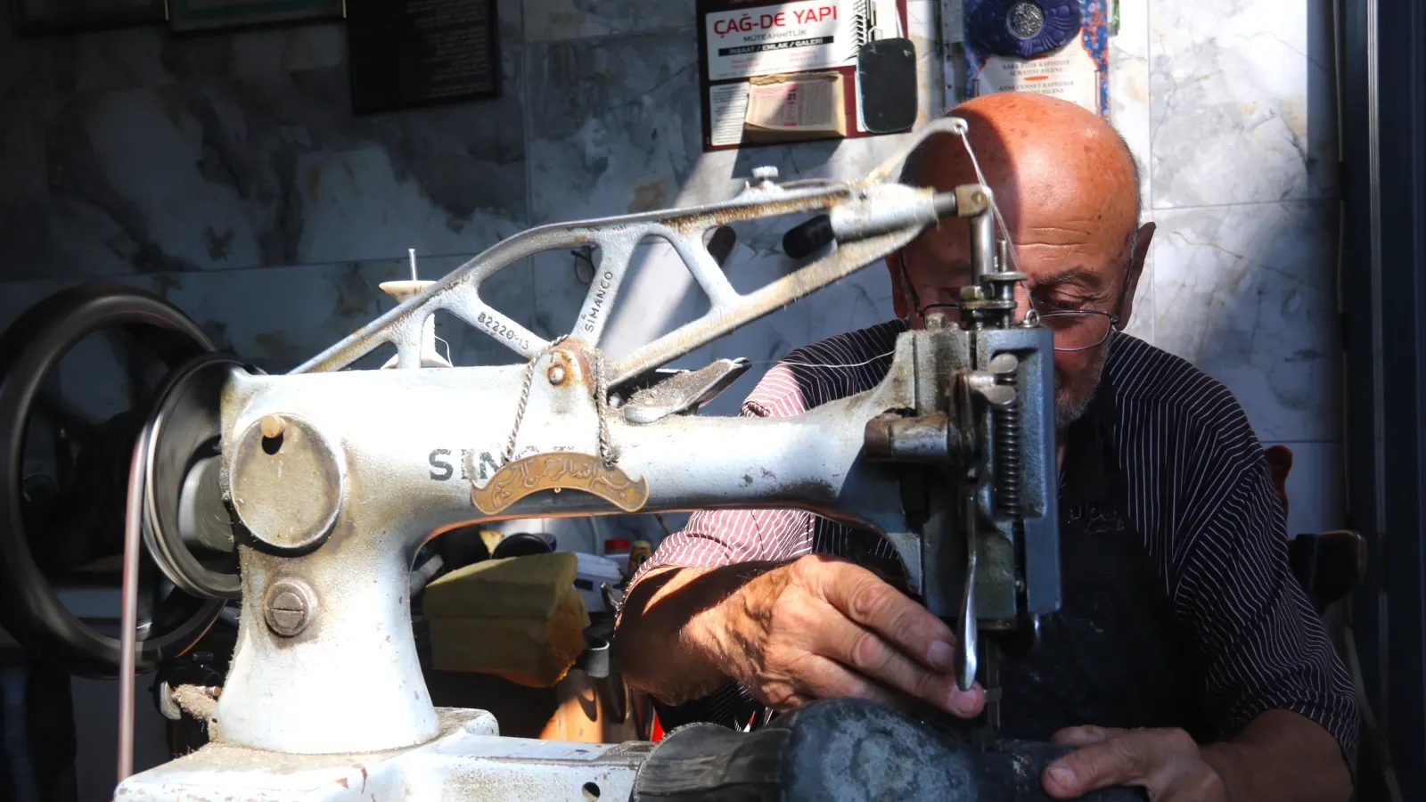 Aksaray'da 82 yaşındaki Memiş usta 70 yıldır ayakkabı tamir ediyor