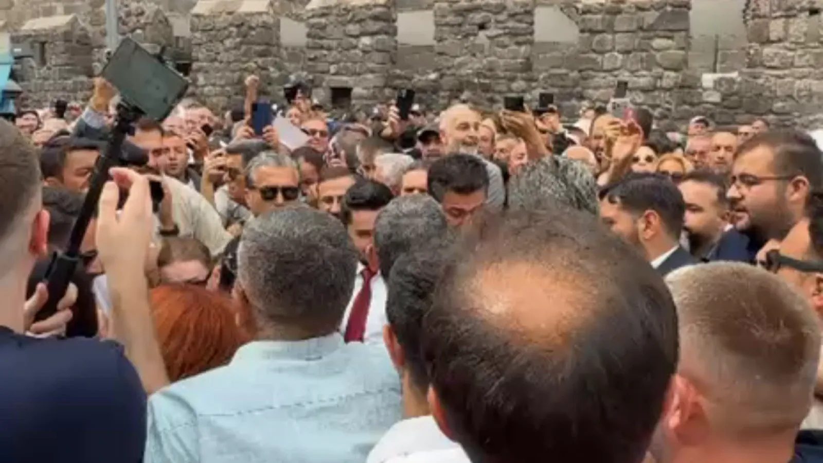 Kayseri'de Özgür Özel'e yoğun ilgi
