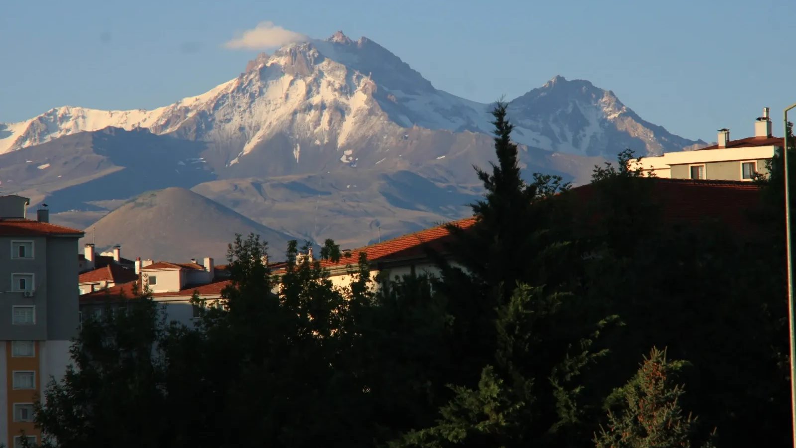 Erciyes Dağı'na kar yağdı