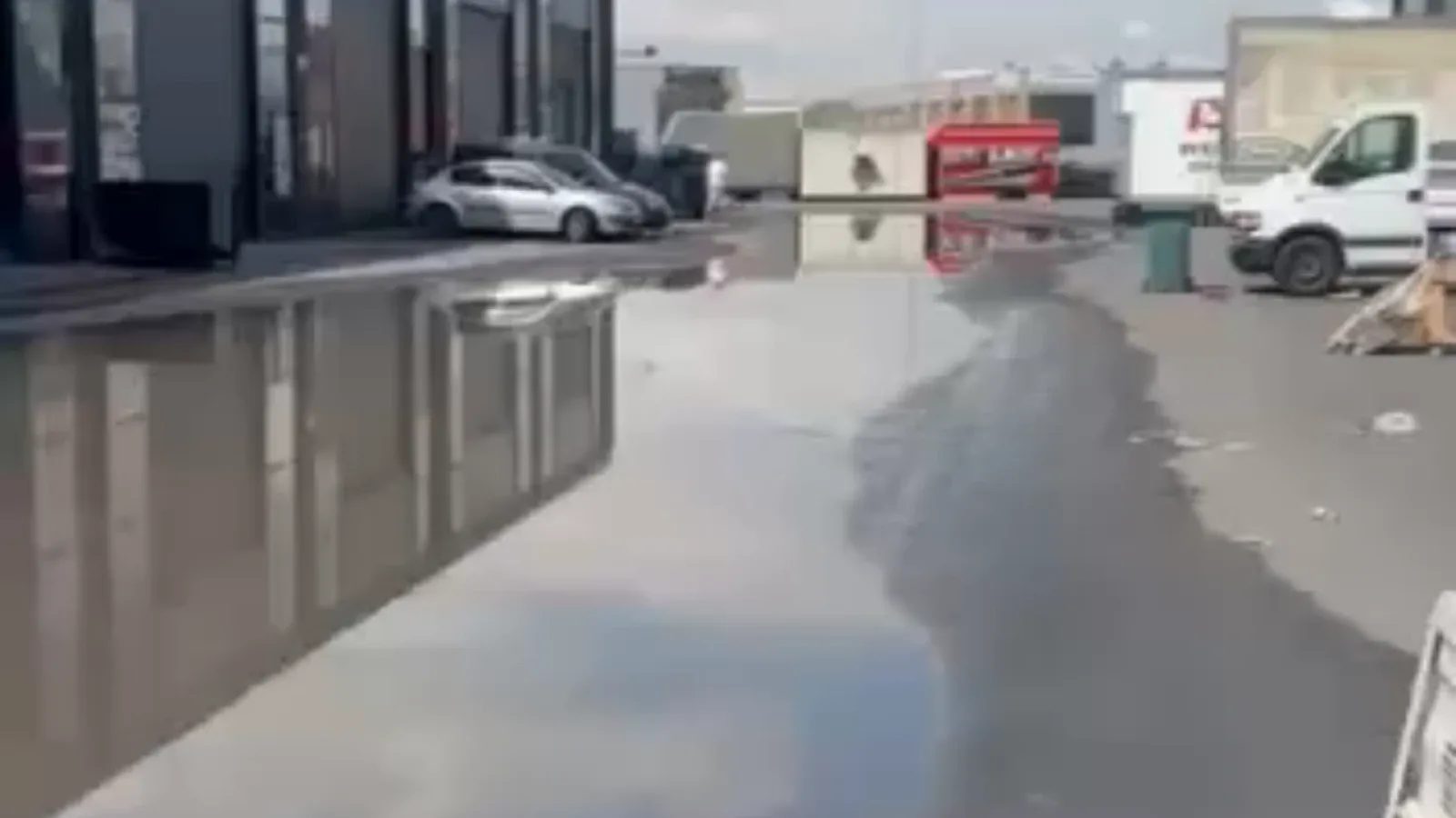 Metalsan 3120 Sokak'ta yağmur sonrası su birikintisi sorunu