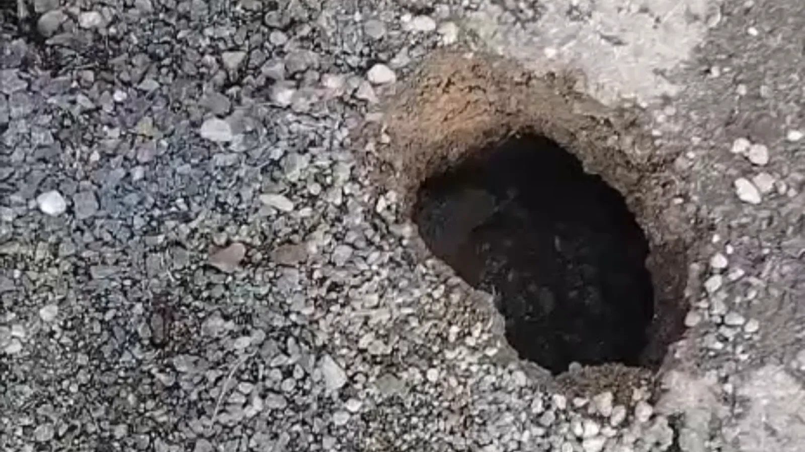 Mimarsinan'da Tomsu Caddesi'nde yol çöktü
