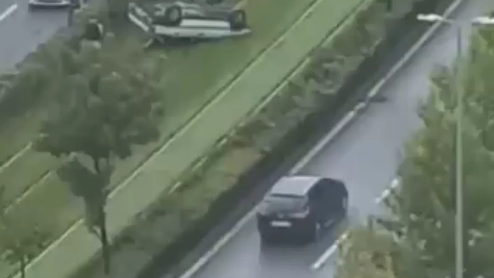 Çiftekümbet'te tramvay yoluna giren araç takla attı
