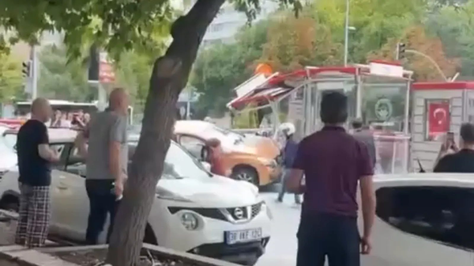 Alparslan Tramvay Durağı'nda kaza meydana geldi