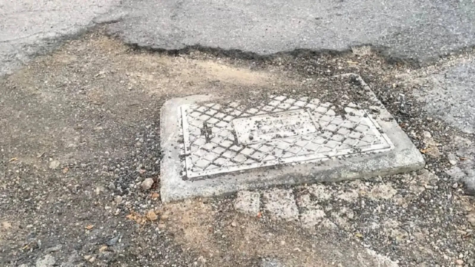 Talas'ta Sedef Sokak'ın bozuk yolu araçlara zarar veriyor