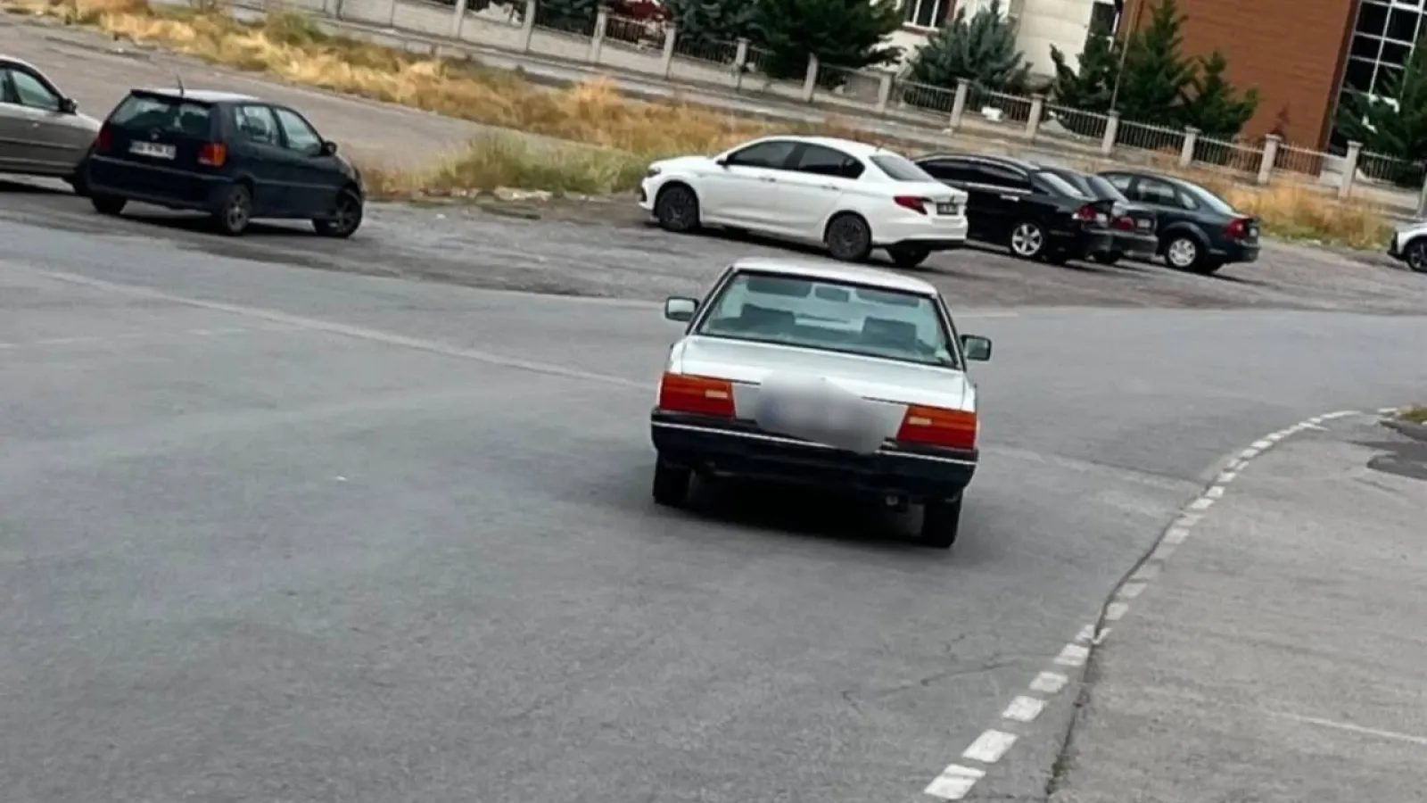 Beyazşehir'de yolun ortasında park edilen araç tehlike oluşturuyor