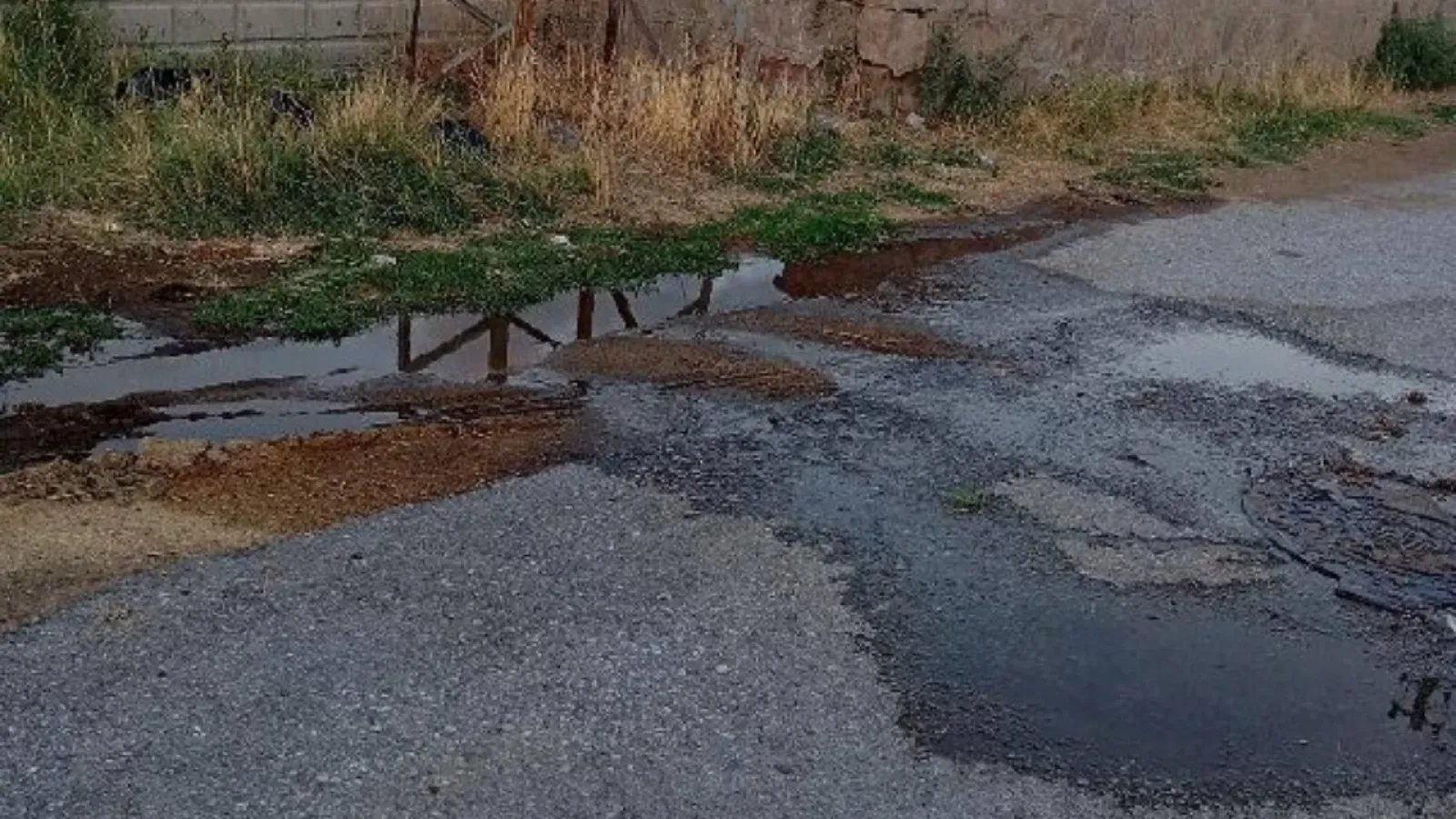 Elagöz mezarlık dibi rögar patlak, çevreye atık su akıyor