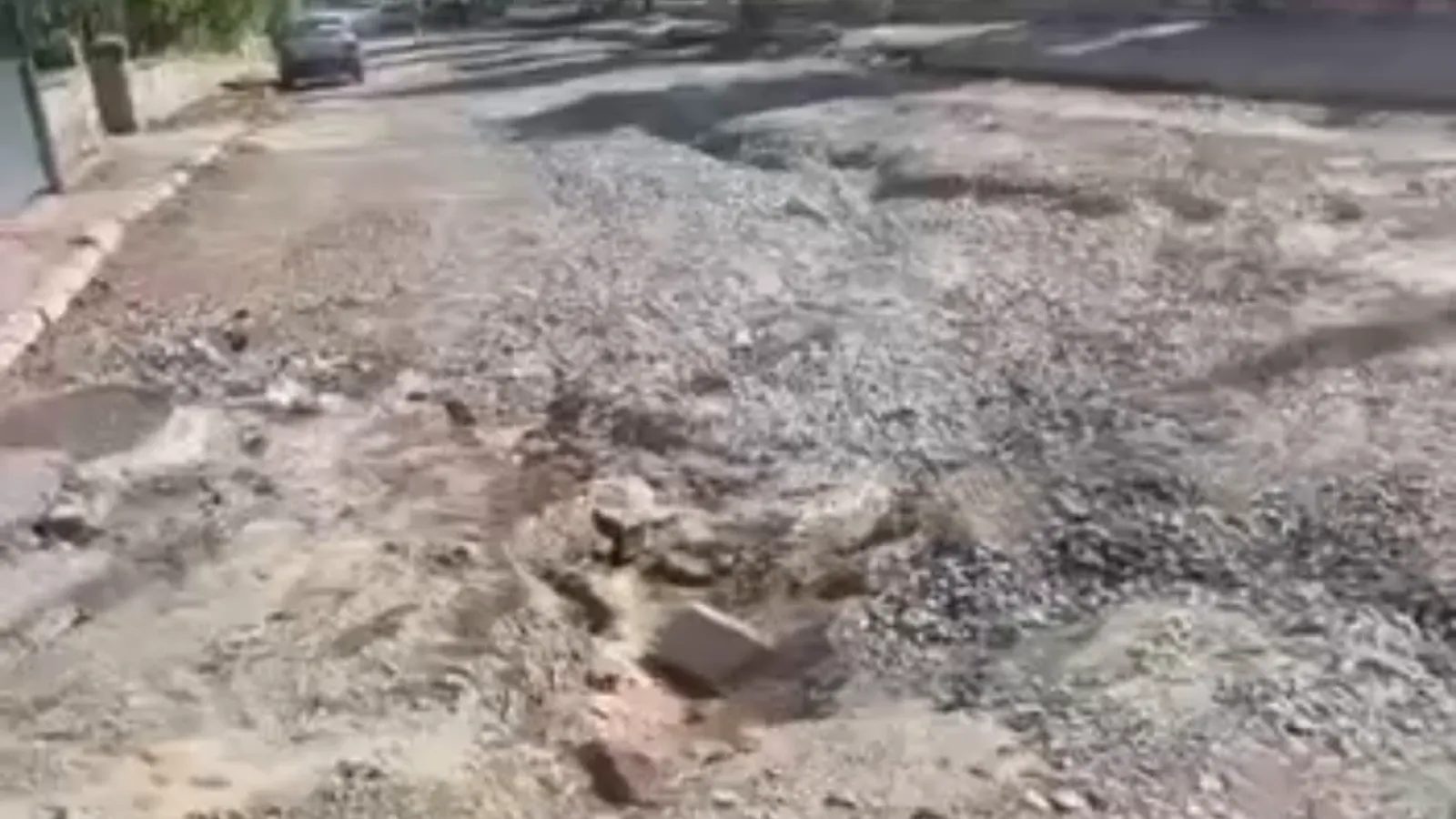 Erkilet Süleyman Tarman Caddesi'nde yol çöktü, trafik aksayan