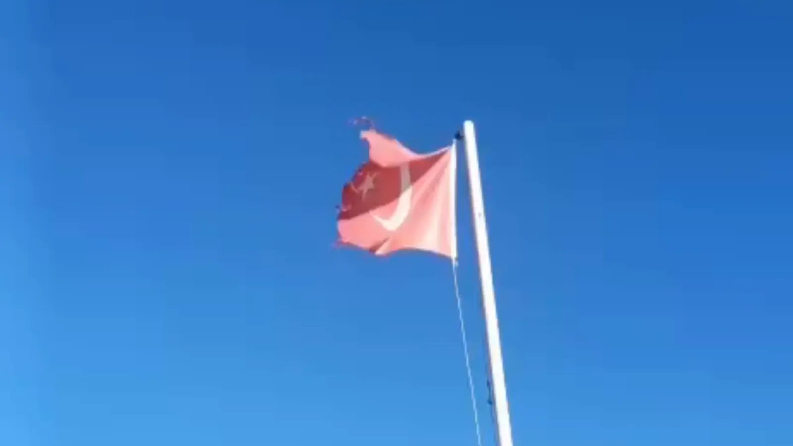 Akkışla Yukarı Mahalle'de Türk Bayrağı yıprandı