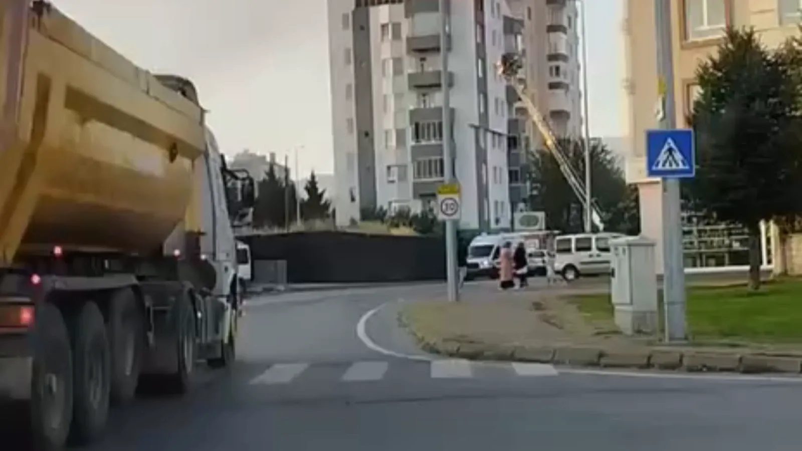 Esenyurt'ta yangın; itfaiye müdahale ediyor