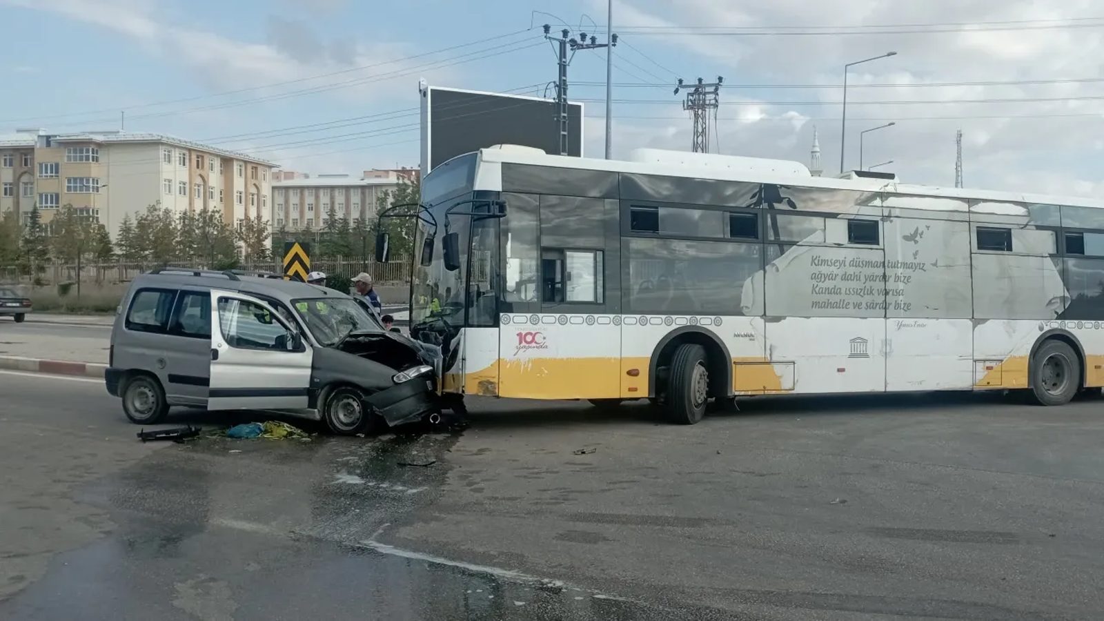 Karaman'da halk otobüsü ile hafif ticari aracın çarpıştığı kazada 5 kişi yaralandı