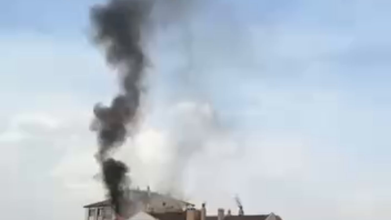 Aydınlıkevler Mahallesi'nde bina çatısında yangın