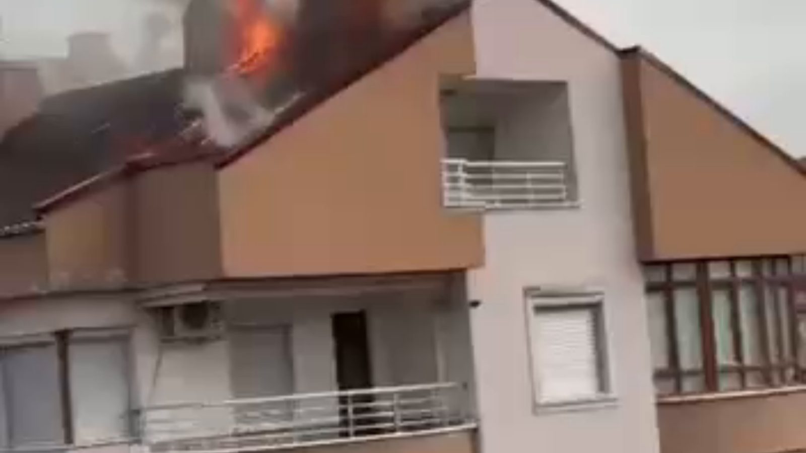Kayseri Aydınlıkevler'de yangın; itfaiye müdahale ediyor