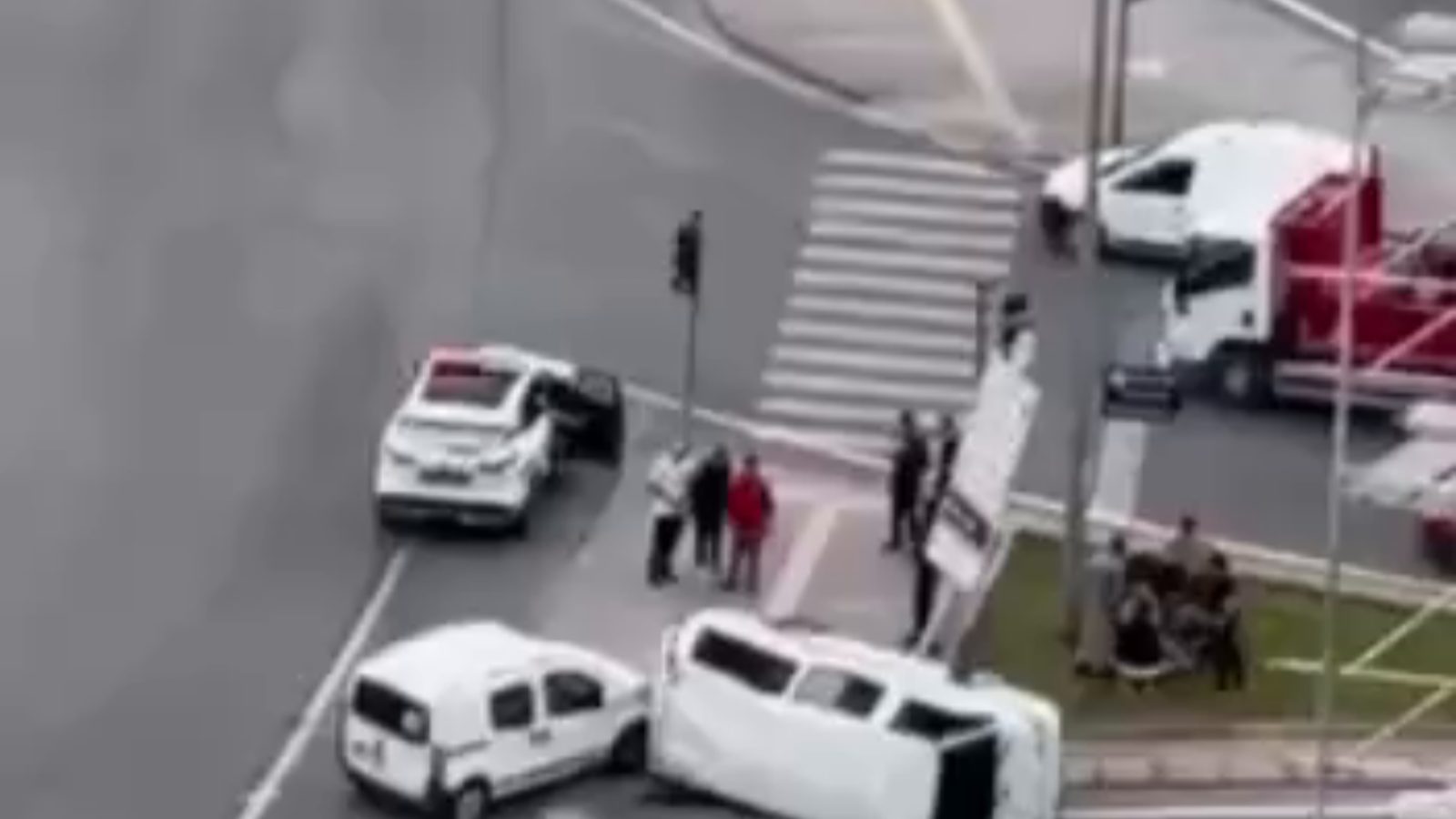 Argıncık Kavşağı'nda araç yan yattı, ekipler olay yerinde