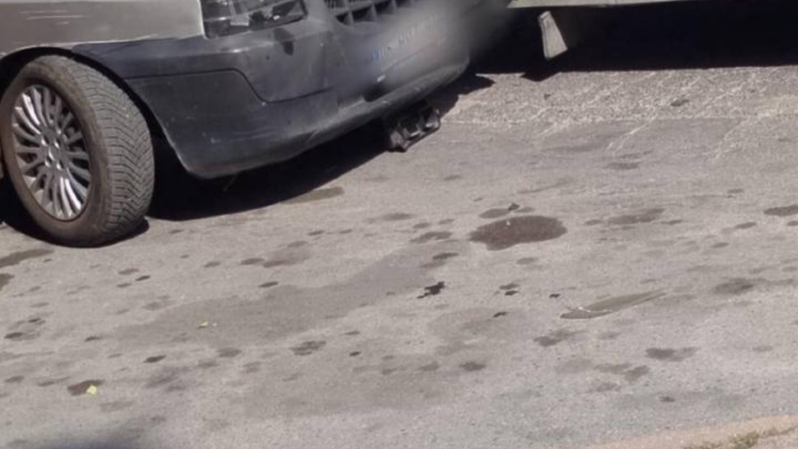 Hastane Caddesi'nde araç otobüs çarpışması