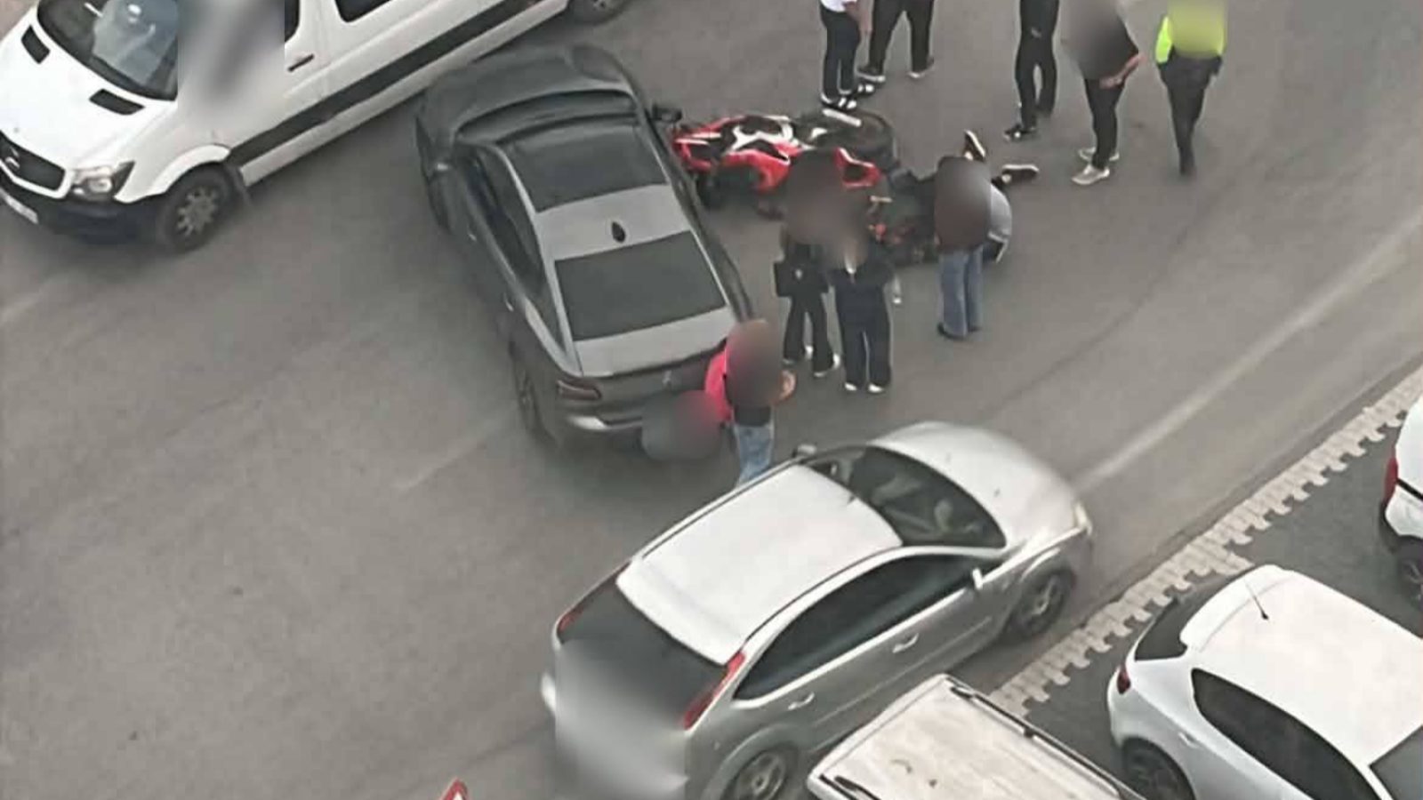 Gevher Nesibe Mahallesi'nde araç motosikletliye çarptı