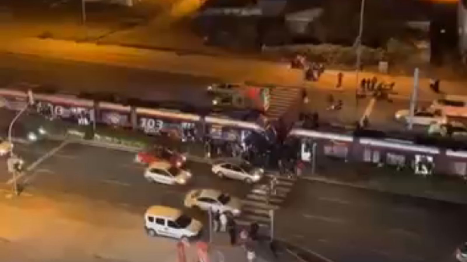 Keçitepesi Tramvay durağında tramvay yayaya çarptı